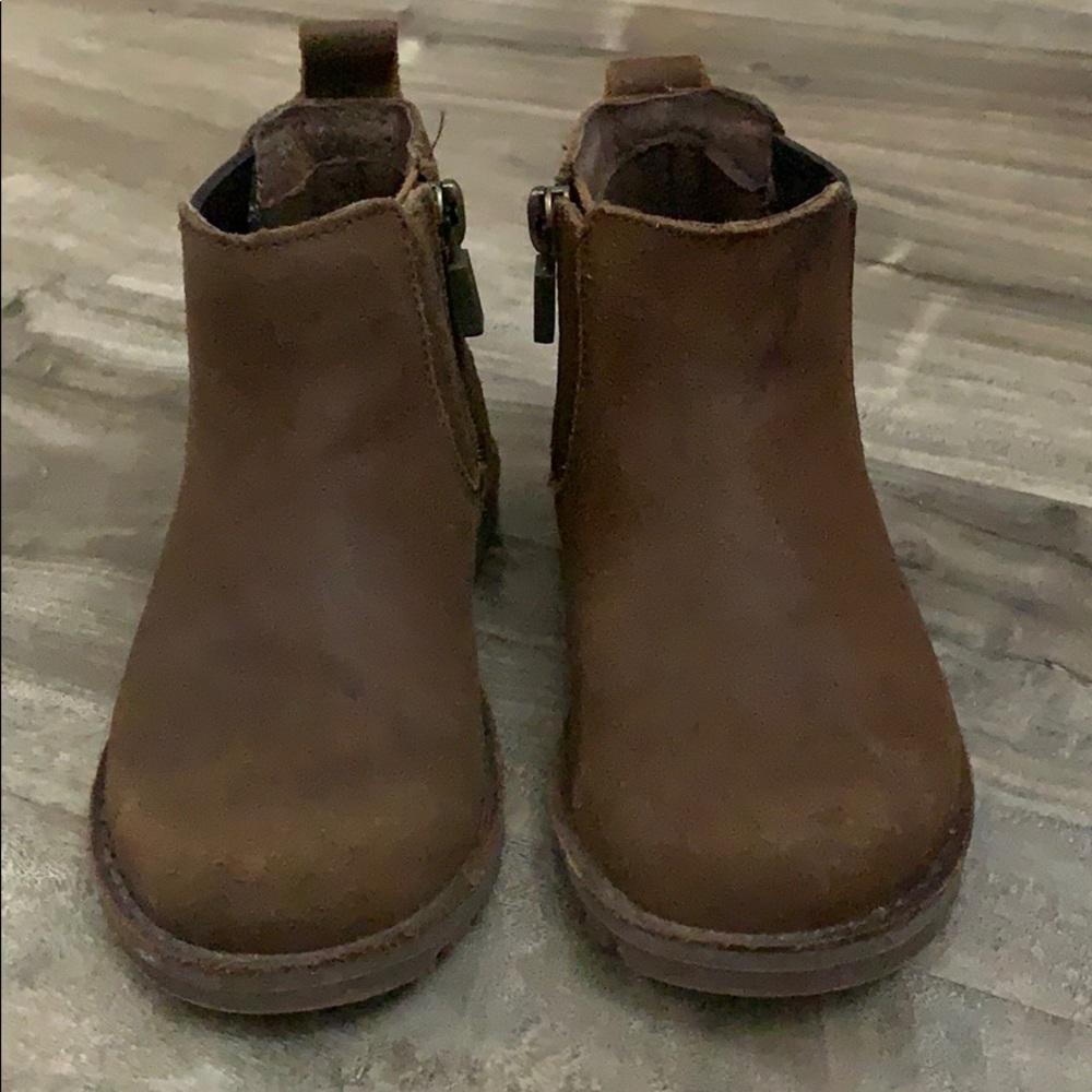 UGGS - Picture 2 of 5